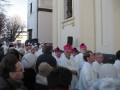 Sbor biskupů před vstupem do katedrály